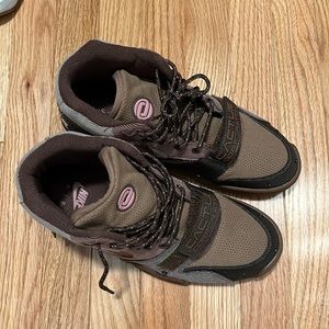 Nike AIR TRAINER 1 SP
Travis Scott - Coriander